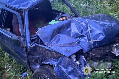 Одна людина загинула, інша — у лікарні: на Черкащині водій в'їхав в електроопору