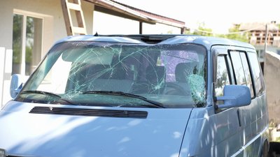 Автівка, яка пошкодилась унаслідок вибухів Автівка, яка пошкодилась унаслідок вибухів