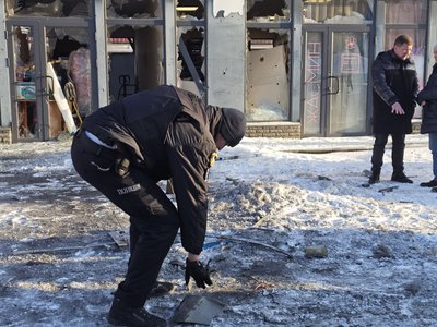 Прибирають наслідки влучання по ринку в Слобідському районі Харкова Прибирають наслідки влучання по ринку в Слобідському районі Харкова