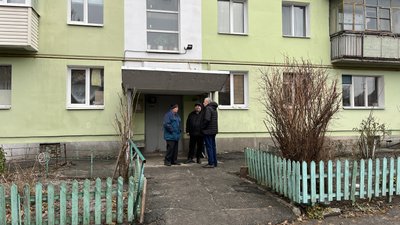 "Мене доганяє куля": подробиці конфлікту з керівником психдиспансеру за дерево горіха у Полтаві "Мене доганяє куля": подробиці конфлікту з керівником психдиспансеру за дерево горіха у Полтаві