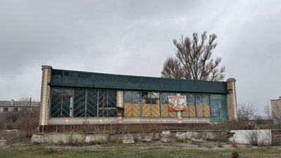 Розбитий внаслідок обстрілу магазин Весела Гора Новодонецька громада Донецька область 11 листопада 2025 рік Розбитий внаслідок обстрілу магазин Весела Гора Новодонецька громада Донецька область 11 листопада 2025 рік