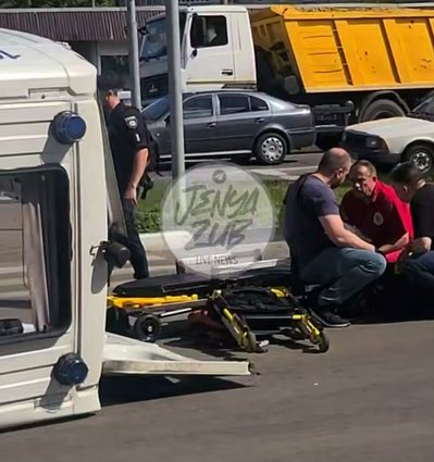 Швидка з пацієнтом після інсульту перекинулася в Харкові, постраждалим надають допомогу Швидка з пацієнтом після інсульту перекинулася в Харкові, постраждалим надають допомогу
