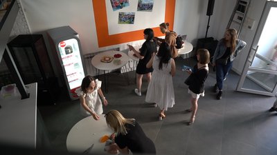 У Сумах відкрилося соціальне кафе, у якому допомагатимуть діти з порушенням слуху У Сумах відкрилося соціальне кафе, у якому допомагатимуть діти з порушенням слуху