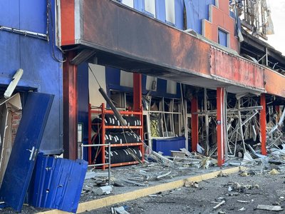 Армія РФ ударила по "Епіцентру" поблизу Кам’янського: є жертви, виникла пожежа. Свідчення очевидців Армія РФ ударила по "Епіцентру" поблизу Кам’янського: є жертви, виникла пожежа. Свідчення очевидців
