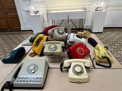 Від диму до дзвінка. У Дніпрі проходить виставка до 130-річчя появи телефонного зв'язку у місті Від диму до дзвінка. У Дніпрі проходить виставка до 130-річчя появи телефонного зв'язку у місті