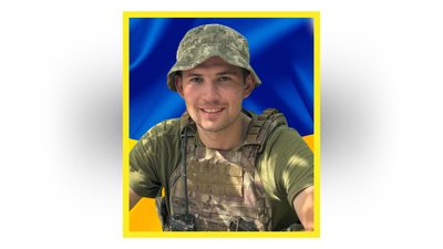 На Чернігівщині попрощалися з Євгенієм Костюченком, Анатолієм Кузьменком та Артемом Лебедем, які загинули на фронті На Чернігівщині попрощалися з Євгенієм Костюченком, Анатолієм Кузьменком та Артемом Лебедем, які загинули на фронті