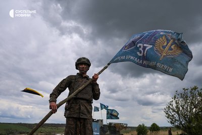 Морський піхотинець 505-го окремого батальйону на фініші смуги перешкод тримає прапор 37 бригади морської піхоти, частиною якої є його батальйон Морський піхотинець 505-го окремого батальйону на фініші смуги перешкод тримає прапор 37 бригади морської піхоти, частиною якої є його батальйон