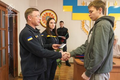 Допомагали дітям у Броварах після авіакатастрофи. У ДСНС нагородили старшокласників Допомагали дітям у Броварах після авіакатастрофи. У ДСНС нагородили старшокласників