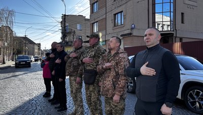 "Справи зачекають": як у Мукачеві проводять хвилину мовчання "Справи зачекають": як у Мукачеві проводять хвилину мовчання