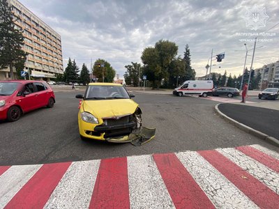 ДТП у Черкасах: легковик вʼїхав у новий світлофор