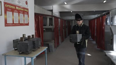 Студенти з Вінниці виготовляють пічки для військових на фронті Студенти з Вінниці виготовляють пічки для військових на фронті