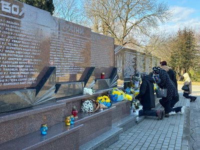 меморіальна стела, вшанування пам'яті, загиблі за україну, тернопіль меморіальна стела, вшанування пам'яті, загиблі за україну, тернопіль