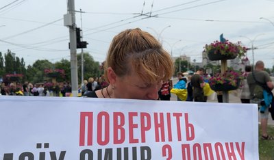 "Я до тата хочу!" Історії двох родин, які чекають своїх чоловіків з полону "Я до тата хочу!" Історії двох родин, які чекають своїх чоловіків з полону