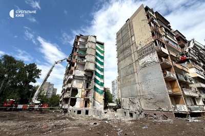 Іноземні делегації побували біля дев'ятиповерхівки у Дарницькому районі Києва, куди вчора влучила російська ракета