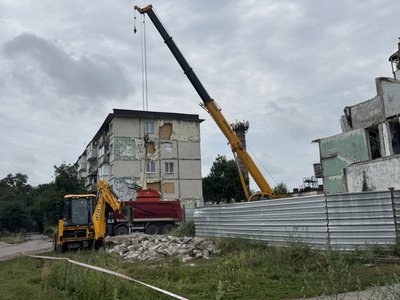 Демонтують під’їзд повністю: як відновлюватимуть зруйнований ракетою будинок у Полтаві