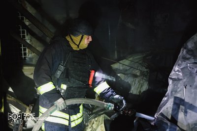 Пожежник гасить вогонь після російського удару по Чугуєву на Харківщині вночі 7 листопада 2025 року Пожежник гасить вогонь після російського удару по Чугуєву на Харківщині вночі 7 листопада 2025 року