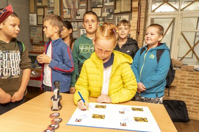 школярі, марка присвячена Матері Степана Бандери школярі, марка присвячена Матері Степана Бандери
