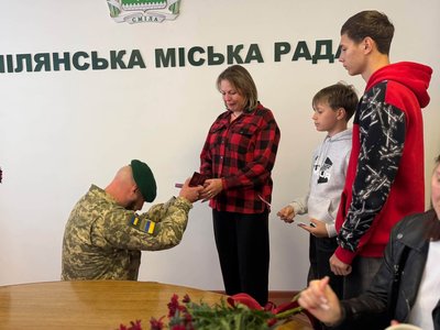 У місті на Черкащині рідним загиблих захисників вручили посмертні нагороди У місті на Черкащині рідним загиблих захисників вручили посмертні нагороди