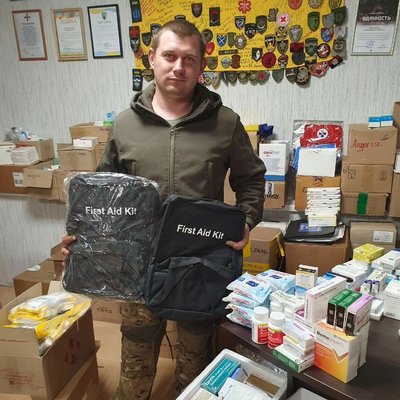 Український військовий отримує ліки у Благодійному фонді "Всі поруч" Український військовий отримує ліки у Благодійному фонді "Всі поруч"