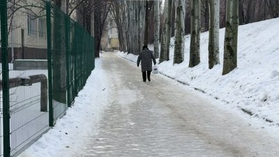 "Ідеш – дуже слизько". Дніпро бореться з ожеледецею "Ідеш – дуже слизько". Дніпро бореться з ожеледецею