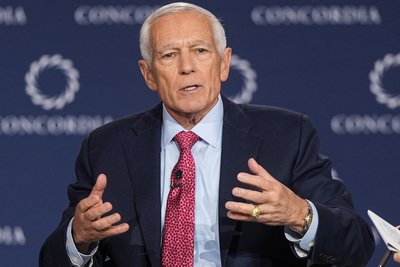 Генерал армії США у відставці, колишній командувач Об'єднаних Збройних сил НАТО в Європі (1997-2000) генерал Веслі Кларк Генерал армії США у відставці, колишній командувач Об'єднаних Збройних сил НАТО в Європі (1997-2000) генерал Веслі Кларк