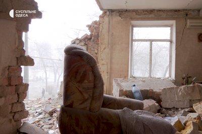 "Вискочили за хвилину": жителі зруйнованого будинку в Одесі про атаку РФ 27 січня "Вискочили за хвилину": жителі зруйнованого будинку в Одесі про атаку РФ 27 січня