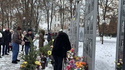"Ялинка для Героїв". У Ромнах на Сумщині вшанували пам'ять загиблих військових "Ялинка для Героїв". У Ромнах на Сумщині вшанували пам'ять загиблих військових