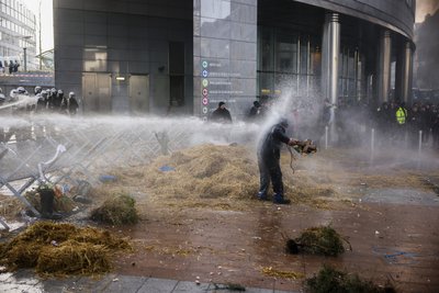 Поліція використовує воду, щоб розігнати акцію протесту фермерів у Брюсселі