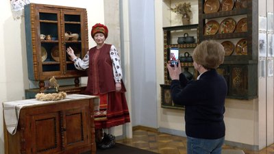 Історія, яку можна вдягнути: у Черкаському краєзнавчому музеї з'явилася нова послуга Історія, яку можна вдягнути: у Черкаському краєзнавчому музеї з'явилася нова послуга