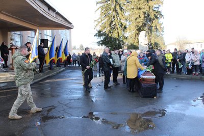 На Черкащині попрощались із захисником, який загинув у бою на Харківщині На Черкащині попрощались із захисником, який загинув у бою на Харківщині