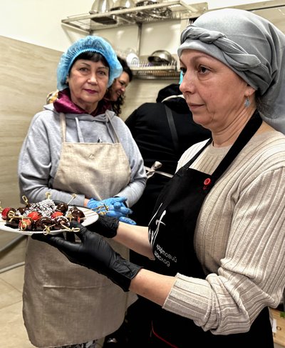 В Ужгороді для переселенців провели майстерклас з виготовлення цукерок В Ужгороді для переселенців провели майстерклас з виготовлення цукерок