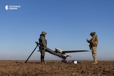 Бійці взводу розвідки і коригування 40 ОБрБО проводять підготовку перед запуском безпілотника SHARK на Херсонщині