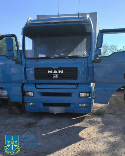 Прокурори з Одещини передали військовим конфісковані у російських підприємств вантажівки Прокурори з Одещини передали військовим конфісковані у російських підприємств вантажівки