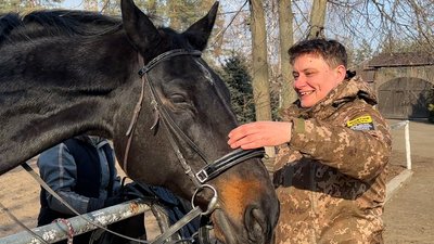 "Дуже лагідний, терплячий". Як бійці 111-ої бригади ТрО проходять іпотерапію "Дуже лагідний, терплячий". Як бійці 111-ої бригади ТрО проходять іпотерапію