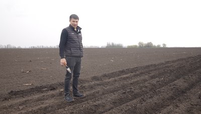 Посівна під сирени: як тривоги сповільнюють роботу аграріїв на Черкащині Посівна під сирени: як тривоги сповільнюють роботу аграріїв на Черкащині
