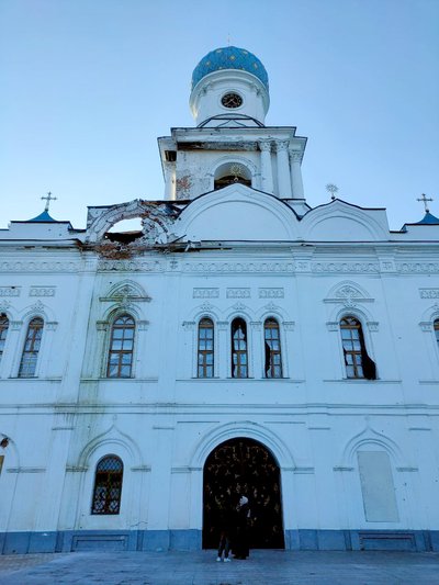 Посічена Лавра, розбиті будинки, згоріла техніка. Святоргірськ через місяць після звільнення — фото Посічена Лавра, розбиті будинки, згоріла техніка. Святоргірськ через місяць після звільнення — фото