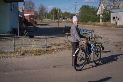 «Що я можу чекати? Я хочу миру». Репортаж з прифронтової Просяної, де залишилося близько сотні людей «Що я можу чекати? Я хочу миру». Репортаж з прифронтової Просяної, де залишилося близько сотні людей