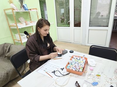 Житомирська майстриня створює горлиць із полімерної глини із зашифрованими іменами Житомирська майстриня створює горлиць із полімерної глини із зашифрованими іменами
