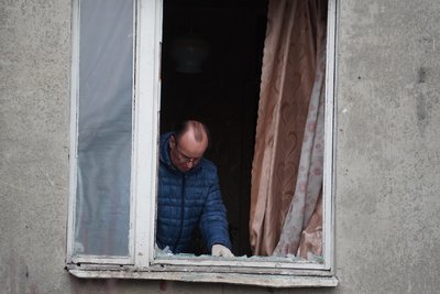 Чоловік у багатоповерхівці, куди влучив російський БпЛА у Шеченківському районі Харкова, 2 березня 2026 року Чоловік у багатоповерхівці, куди влучив російський БпЛА у Шеченківському районі Харкова, 2 березня 2026 року