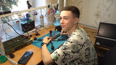 Вдень школяр, ввечері — волонтер: 15-річний черкащанин виготовляє дрони для військових