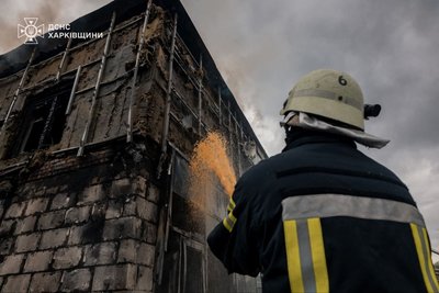 Під Харковом через удар РФ зайнявся склад Під Харковом через удар РФ зайнявся склад