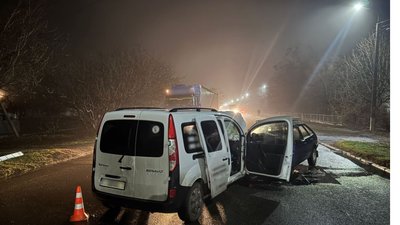 На Черкащині зіткнулись дві автівки: троє людей отримали травми На Черкащині зіткнулись дві автівки: троє людей отримали травми