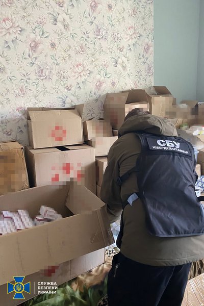 У Києві продавали фальсифіковані ліки для онкохворих. Їх завозили під виглядом гуманітарки У Києві продавали фальсифіковані ліки для онкохворих. Їх завозили під виглядом гуманітарки