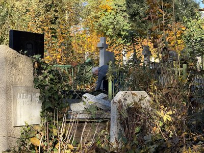 "Головне згадати і пам'ятати про них": як готуються ужгородці до пам’яті померлих "Головне згадати і пам'ятати про них": як готуються ужгородці до пам’яті померлих