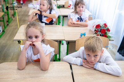 Без урочистої лінійки: як вітали першокласників 1 вересня в одеській школі Без урочистої лінійки: як вітали першокласників 1 вересня в одеській школі