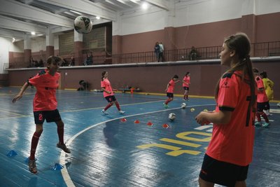 Дівчата тренуються в жіночій школі футболу "Харківські мальви" Дівчата тренуються в жіночій школі футболу "Харківські мальви"