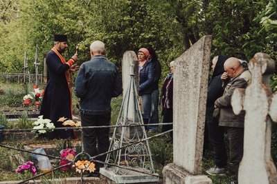 Катають яйця на могилах, кладуть цукерки й паски біля поховань та моляться: як відзначають Проводи на Сумщині Катають яйця на могилах, кладуть цукерки й паски біля поховань та моляться: як відзначають Проводи на Сумщині