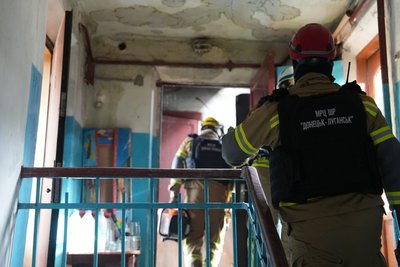 Рятувальники на місці удару по Основ'янському району Харкова