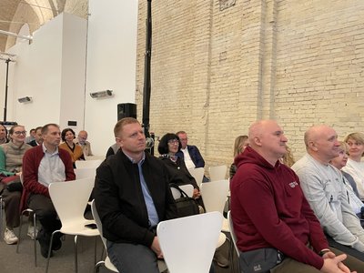 "Херсонщина на фронтирі: степ, ріка, фортеця". На конференції у Мистецькому арсеналі говорили про майбутнє півдня "Херсонщина на фронтирі: степ, ріка, фортеця". На конференції у Мистецькому арсеналі говорили про майбутнє півдня