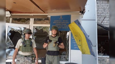 "Тут навіть на прапорі є кров бійця": хмельницькі волонтери зберігають стяги з історіями військових "Тут навіть на прапорі є кров бійця": хмельницькі волонтери зберігають стяги з історіями військових
